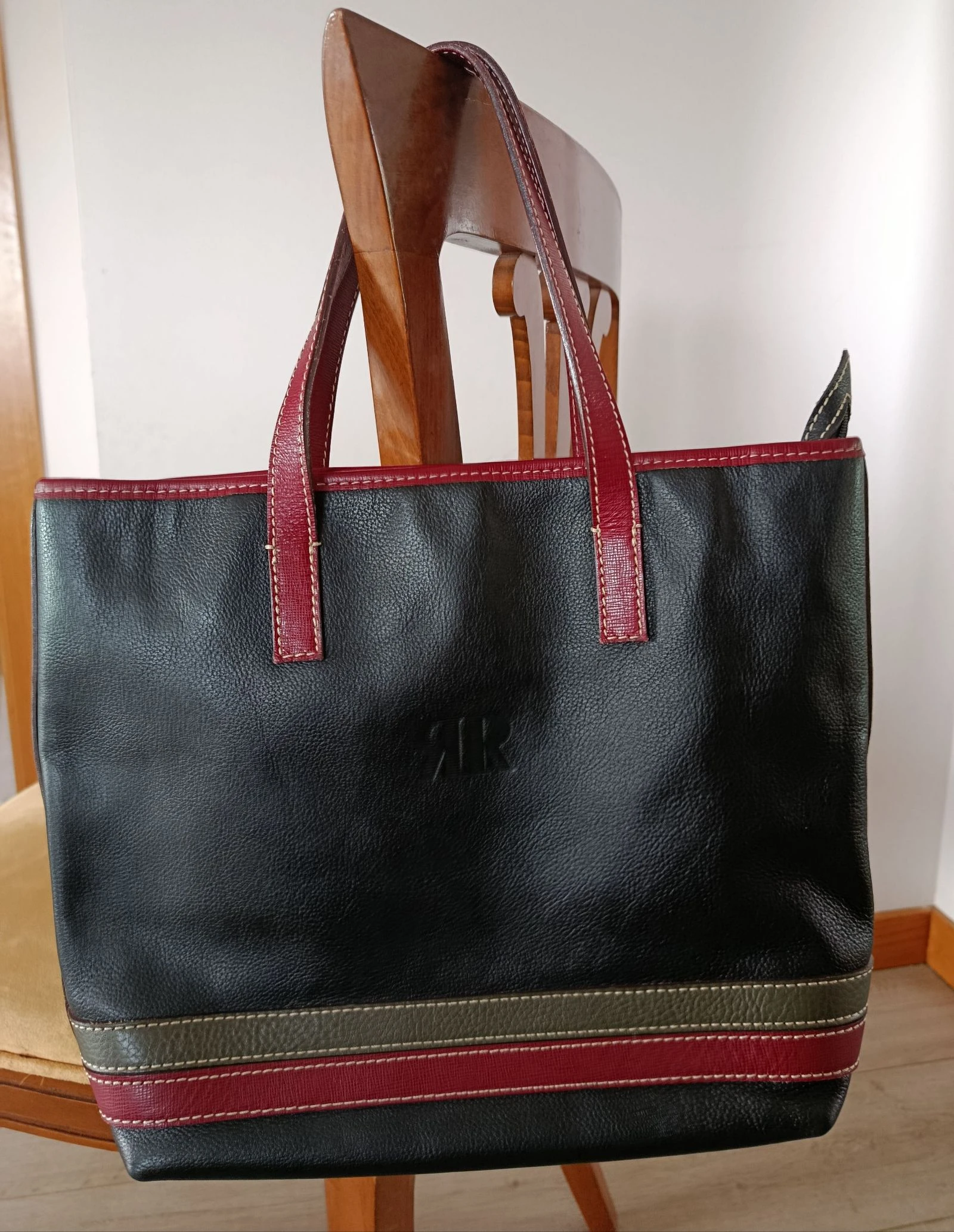 Bolso azul oscuro con verde y granate 